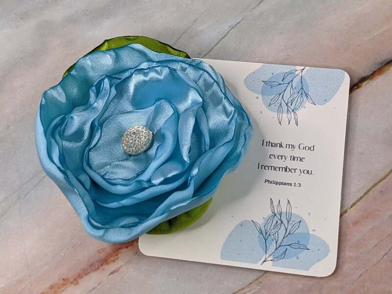 Blue Round Flower Clip with "I Thank My God" Tag